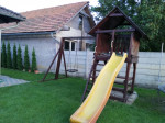 Záhradný domček so šmýkačkou  a hojdačkami – fotka 2